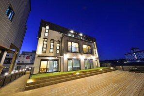 Front of property – evening/night - Ruhe Pension (Gangneung)