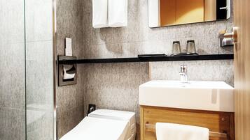 Ducha, secador de pelo, batas, pantuflas