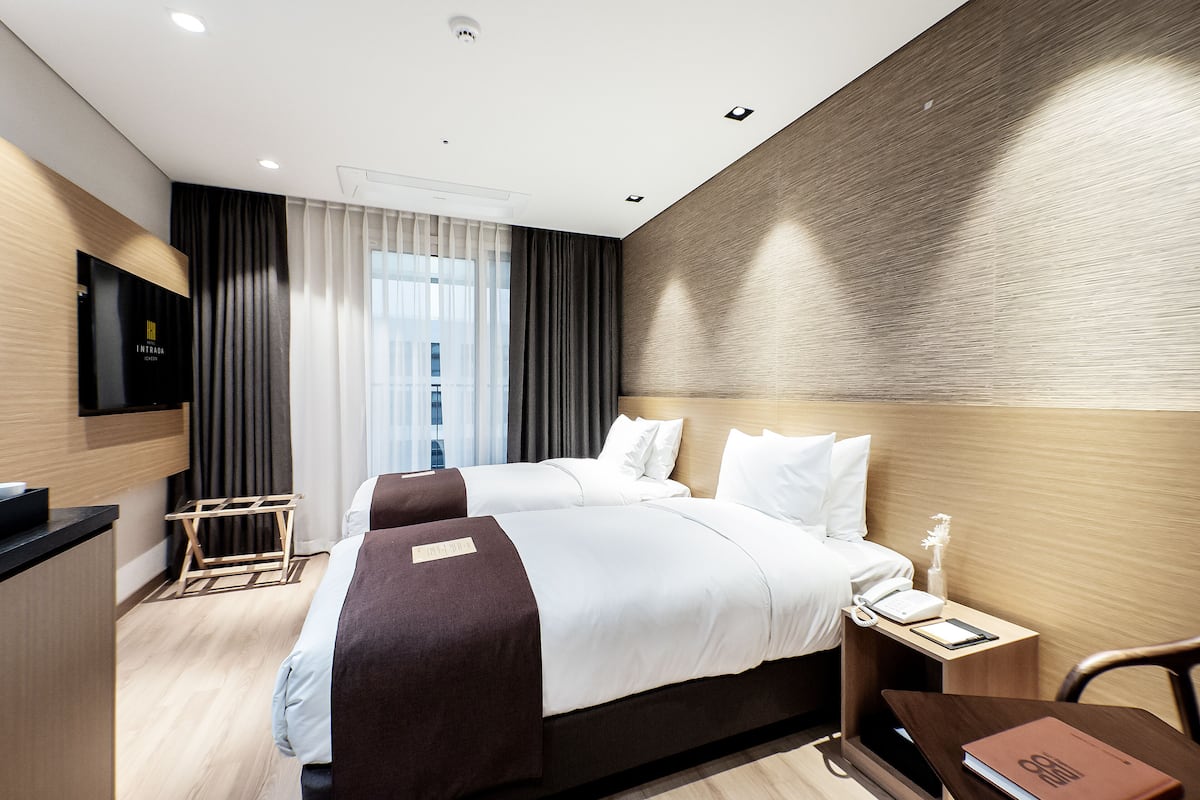1 bedroom, premium bedding, down comforters, desk