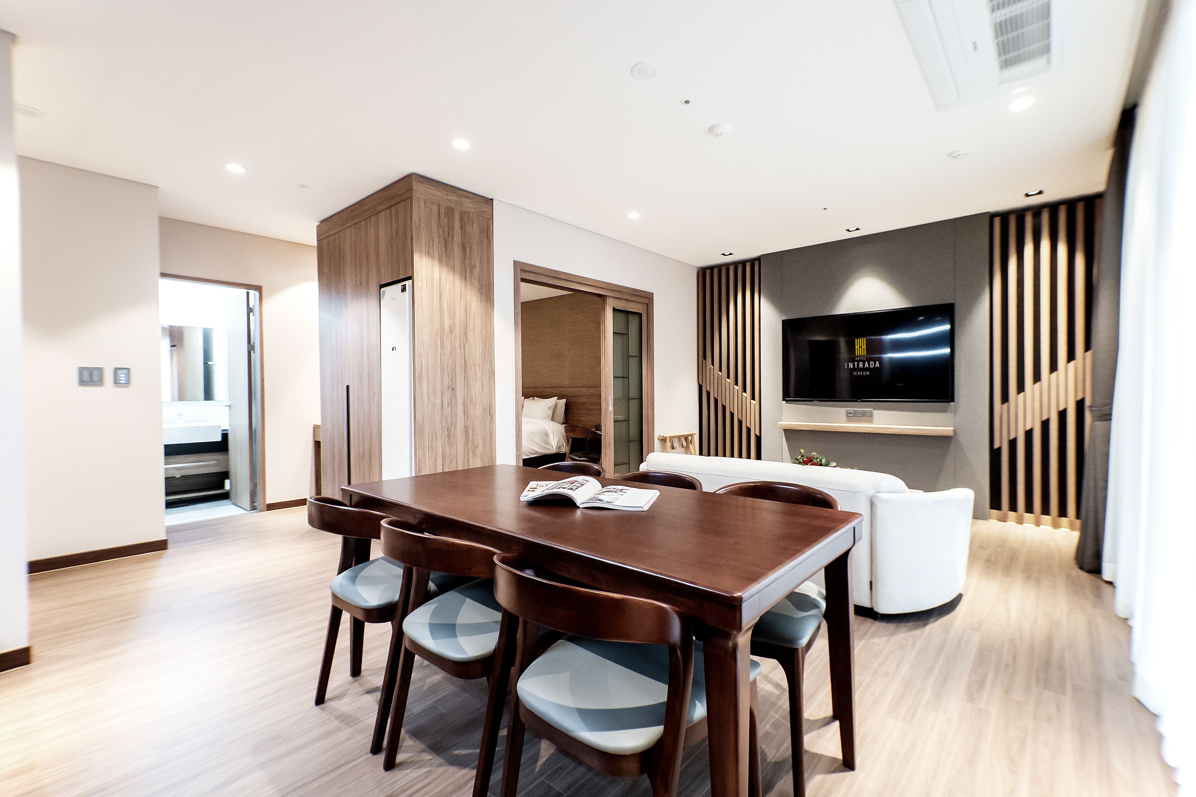 lcd tv, heated floors