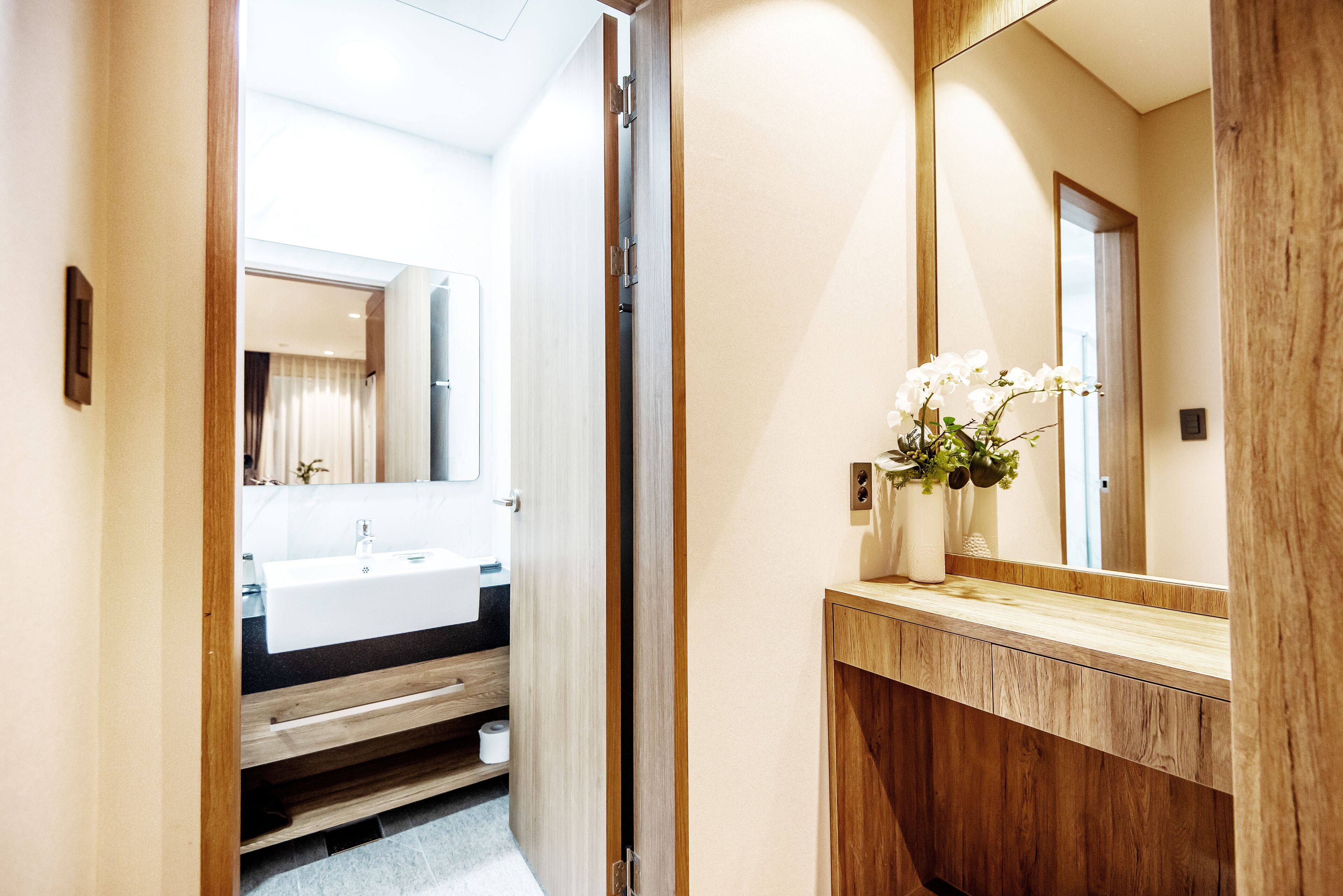 1 bedroom, premium bedding, down duvets, desk