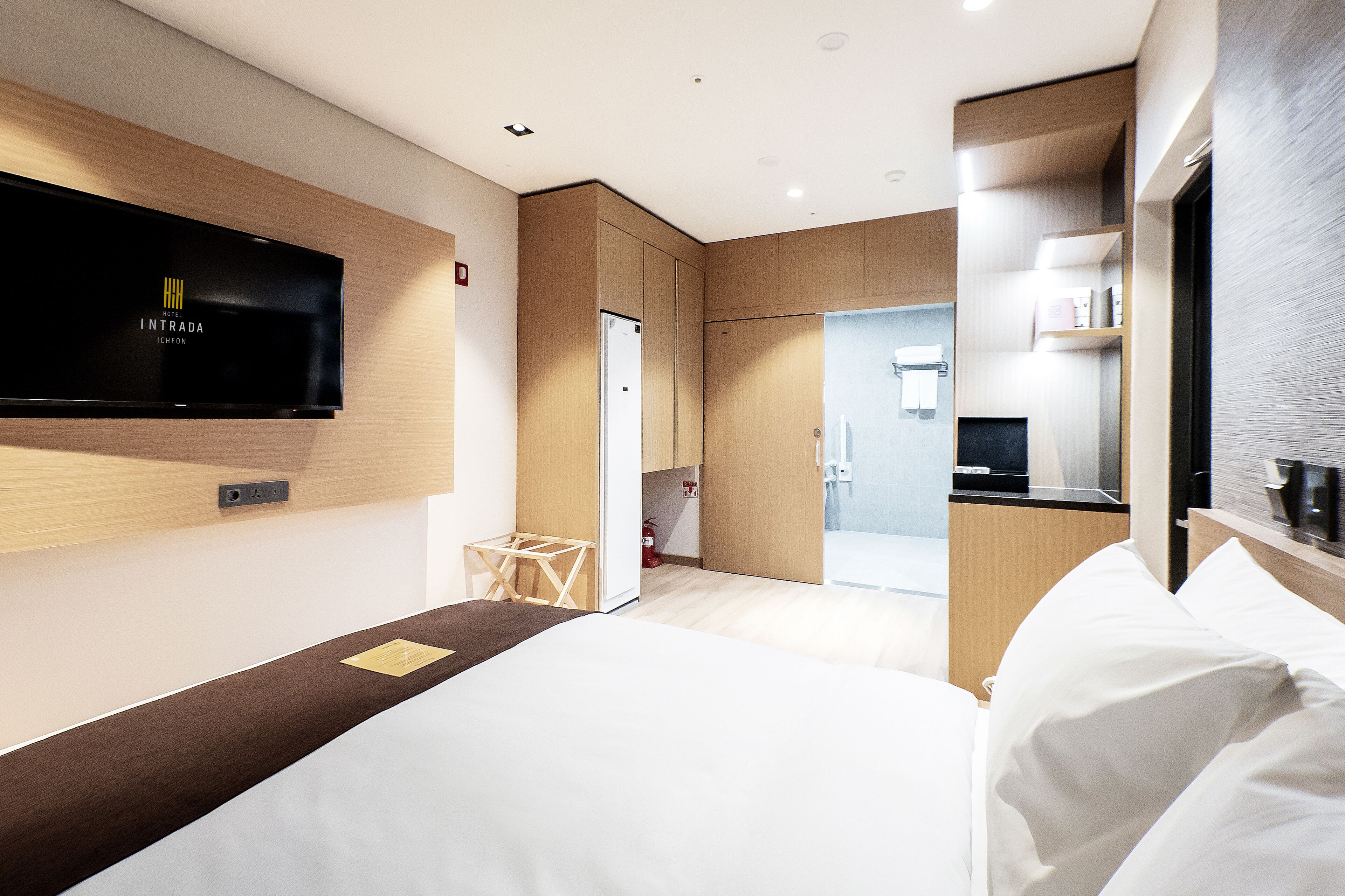 standard room (disability) | 1 bedroom, premium bedding, down duvets, desk