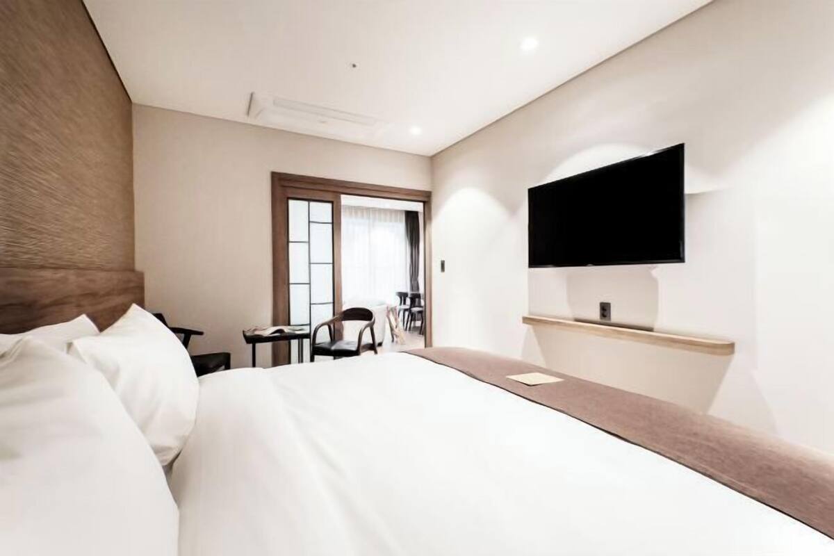 1 Schlafzimmer, hochwertige Bettwaren, Daunenbettdecken, Schreibtisch