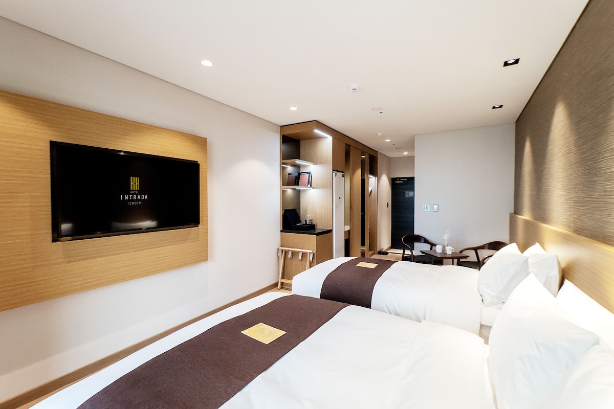 Family Twin Room (Deluxe) | 1 bedroom, premium bedding, down comforters, desk