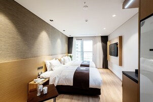 Quarto duplo família (Deluxe) | Roupas de cama premium, edredons de pluma, escrivaninha