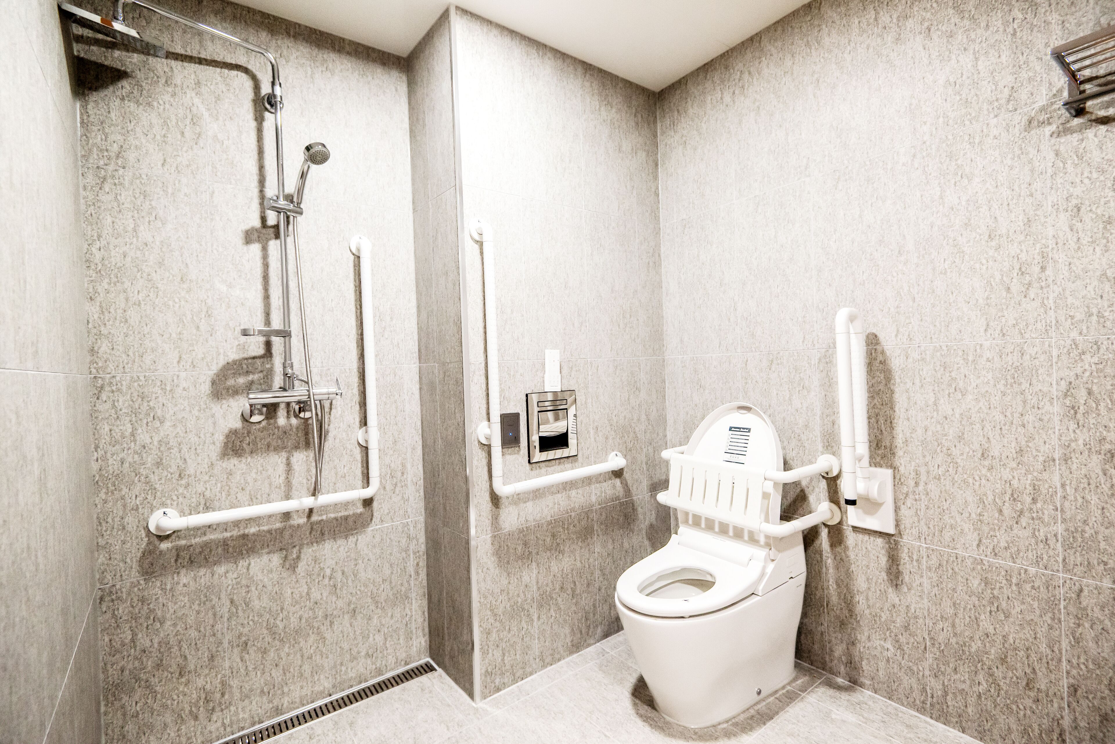 standard room (disability) | bathroom | shower, hair dryer, bathrobes, slippers
