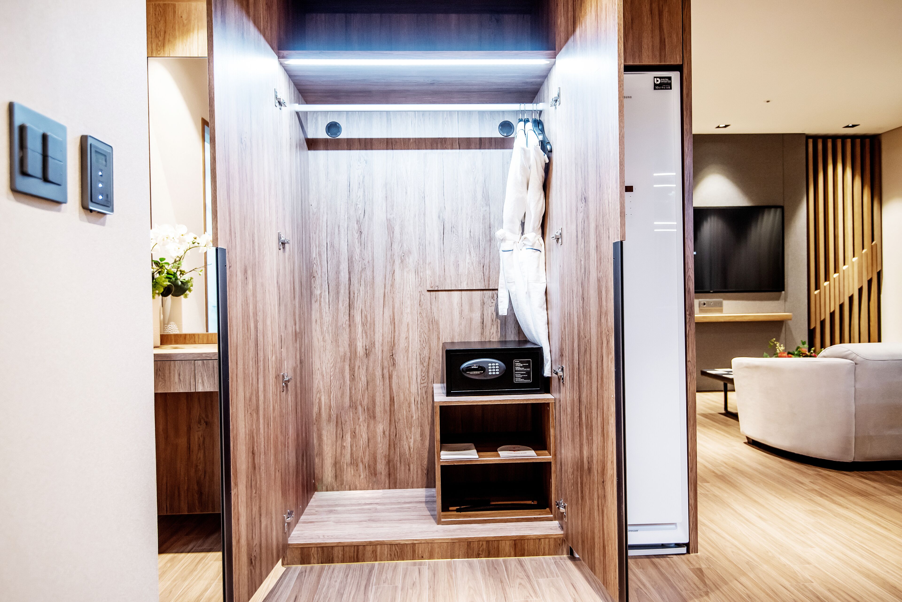 Seprai premium, selimut bulu angsa, dan meja kerja