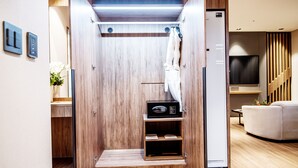 A modern, compact room with a built-in microwave, a small shelf, and a hanging towel. - Hotel Intrada Icheon (Icheon)