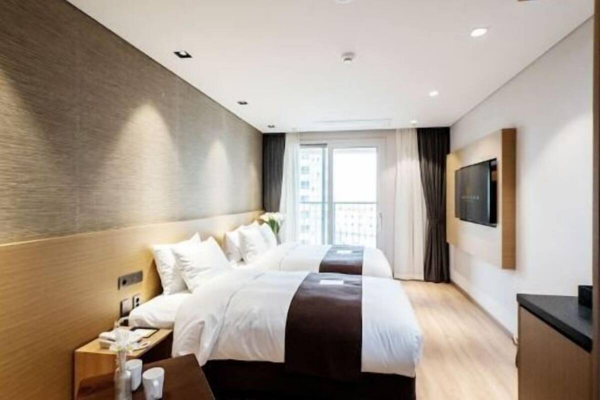 1 Schlafzimmer, hochwertige Bettwaren, Daunenbettdecken, Schreibtisch