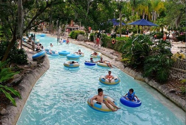 Een buitenzwembad, een verwarmd zwembad