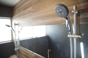 Suihku, ilmaiset hygieniatuotteet, hiustenkuivaaja, tohvelit