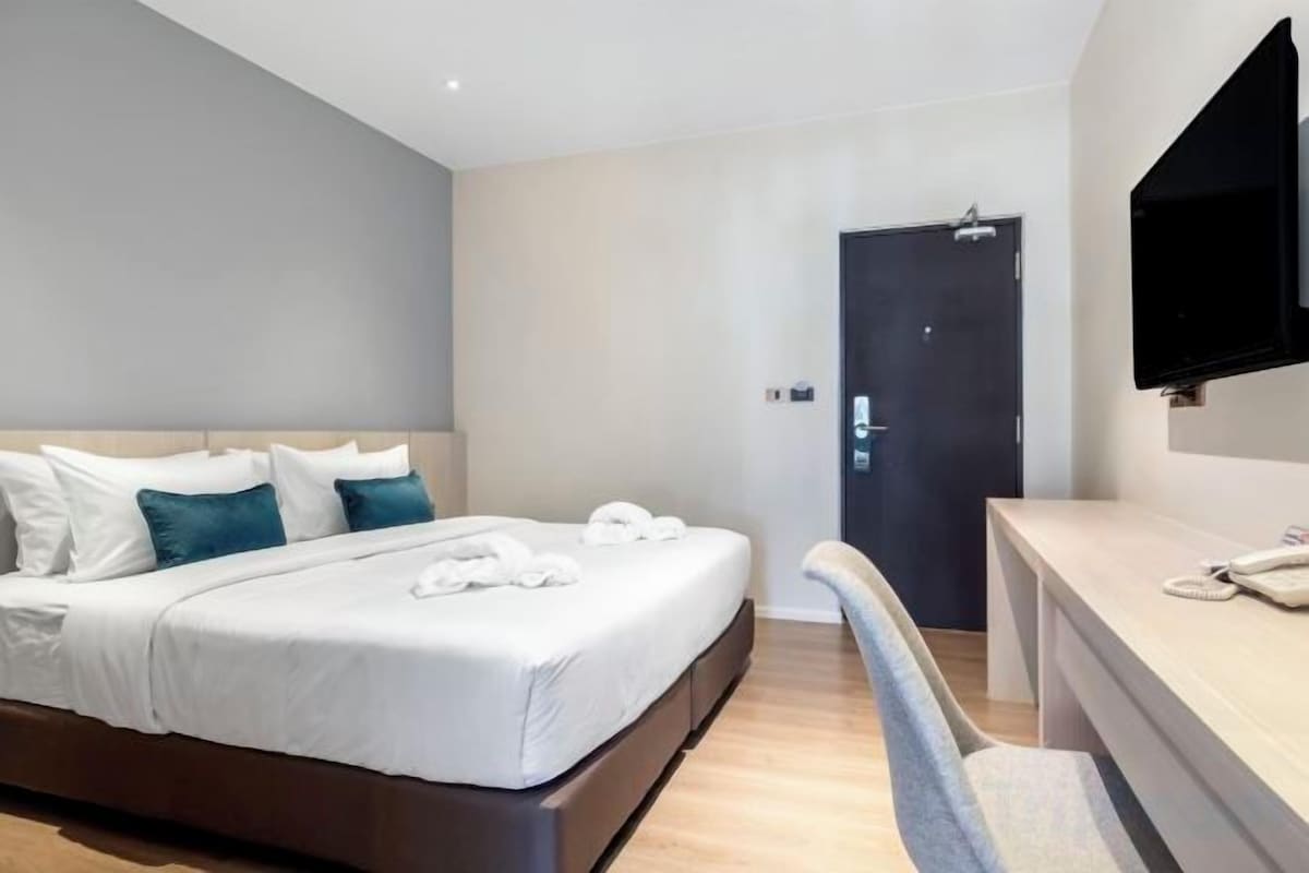 Frigobar, cofres nos quartos, cortinas blackout, quartos à prova de som