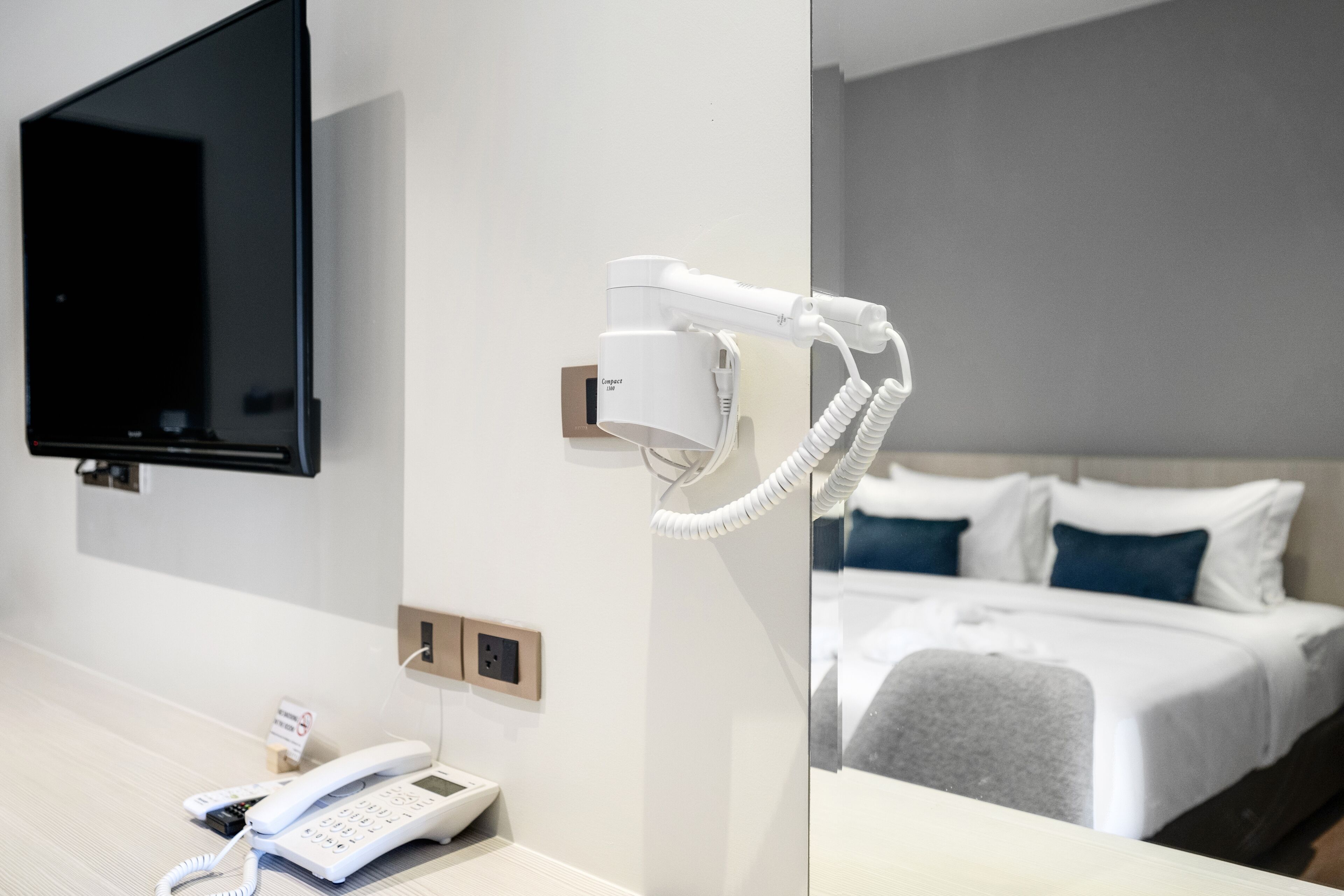 standard double room | 1 bedroom, minibar, in-room safe, blackout curtains