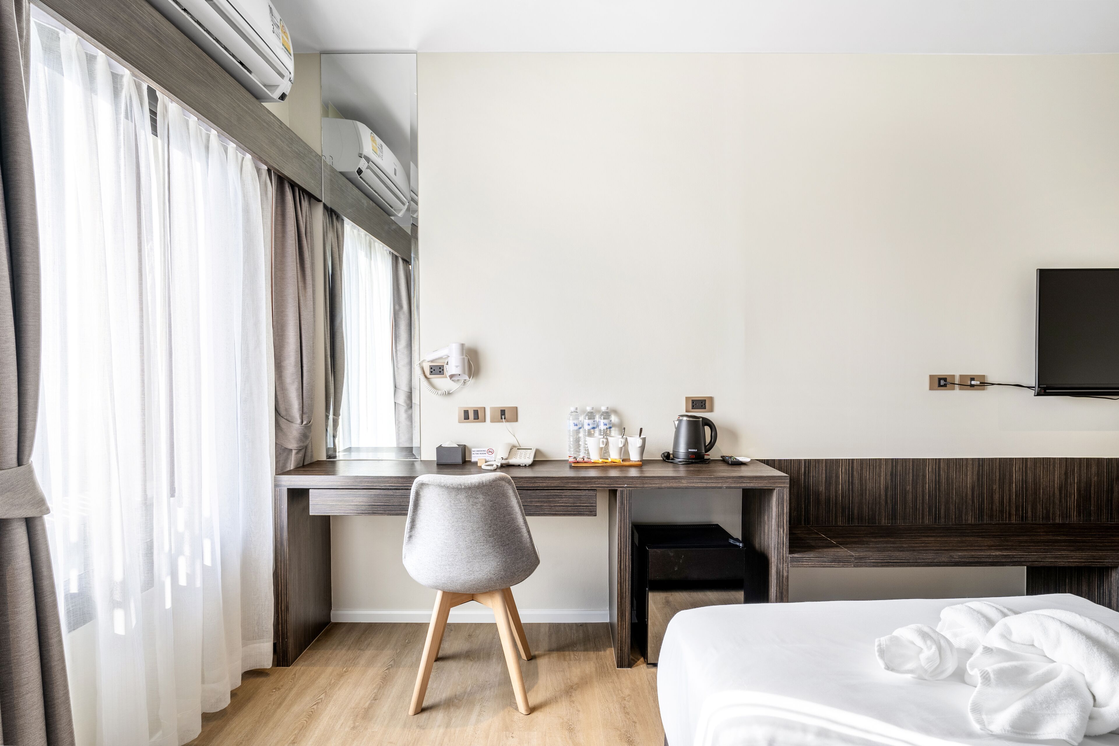 family room | 1 bedroom, minibar, in-room safe, blackout curtains