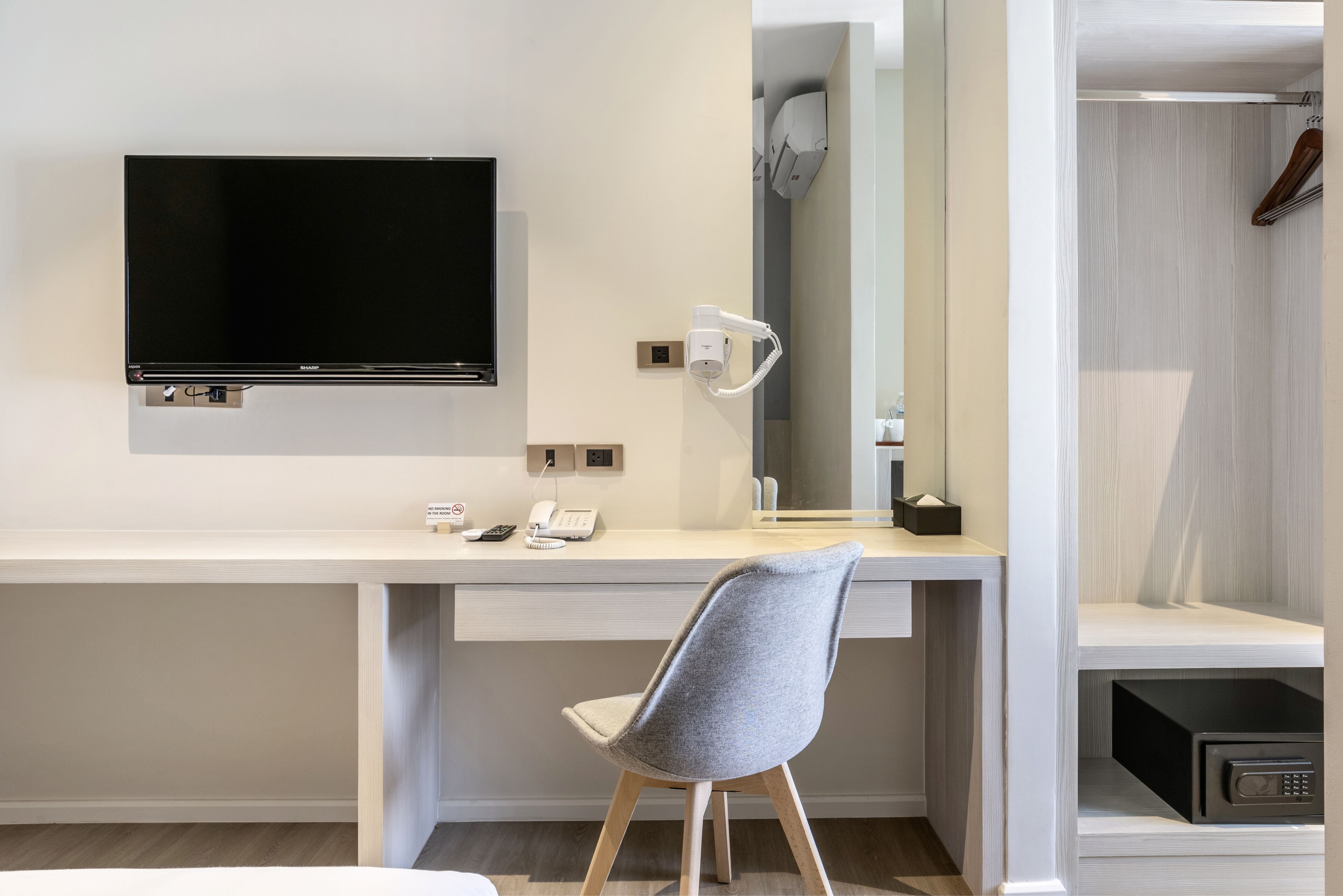 standard double room | 1 bedroom, minibar, in-room safe, blackout curtains