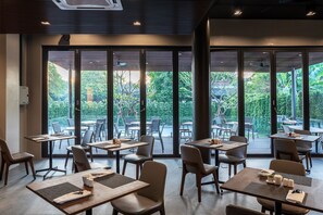 每日供應自助早餐 (每人 THB180)