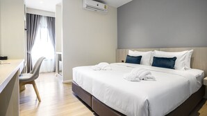 A hotel room with a bed, a desk, and a chair. - Xotel (Khon Kaen)
