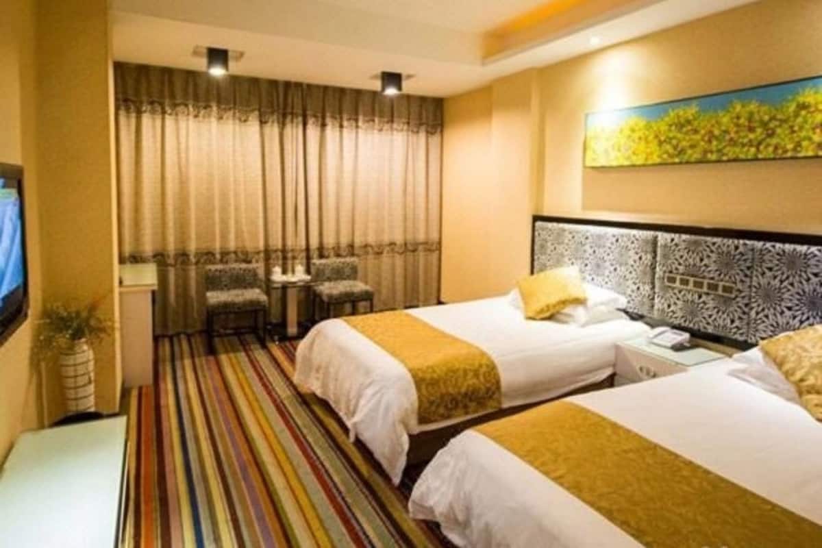Twin Room | Desk, blackout drapes, free WiFi