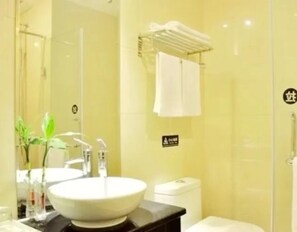 Shower, perlengkapan mandi gratis, pengering rambut, dan sandal