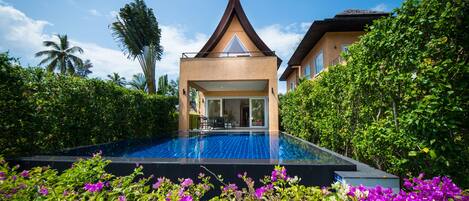 Ulkouima-allas, aurinkotuoleja