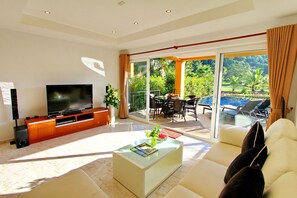 Een flatscreentelevisie en een stereo