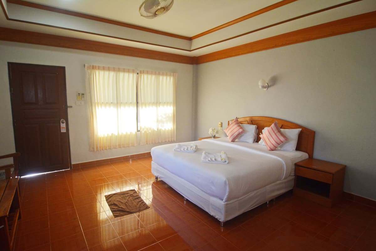 1 bedroom, blackout curtains, free WiFi, bed sheets