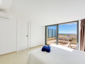 2 bedrooms, iron/ironing board, WiFi
