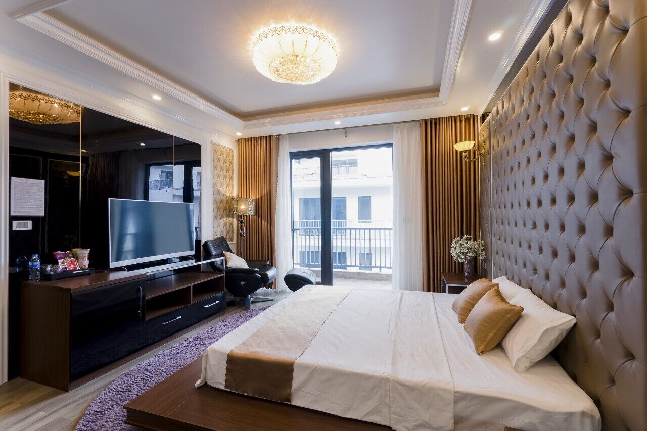 VIP Room | Minibar, in-room safe, blackout drapes, iron/ironing board