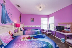 House | 6 bedrooms, desk, iron/ironing board, cribs/infant beds