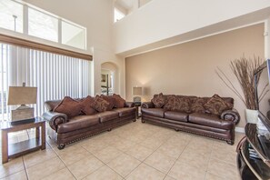 House | Living room | Flat-screen TV, DVD player