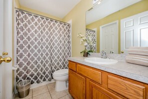 House | Bathroom | Jetted tub, hair dryer, towels - Emerald_island_8640 (Kissimmee)