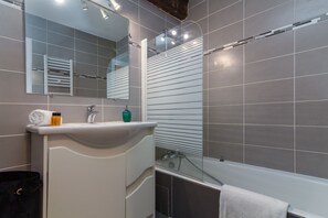 Combinació de dutxa i banyera i tovalloles