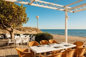 Outdoor dining - Beach holiday home with private terrace and barbecue, Costabella (Marbella)