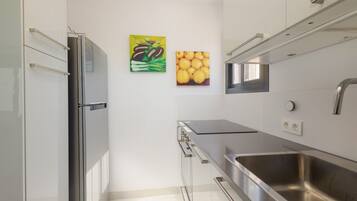 Een koelkast, een oven, een vaatwasser, een koffiezetapparaat/waterkoker