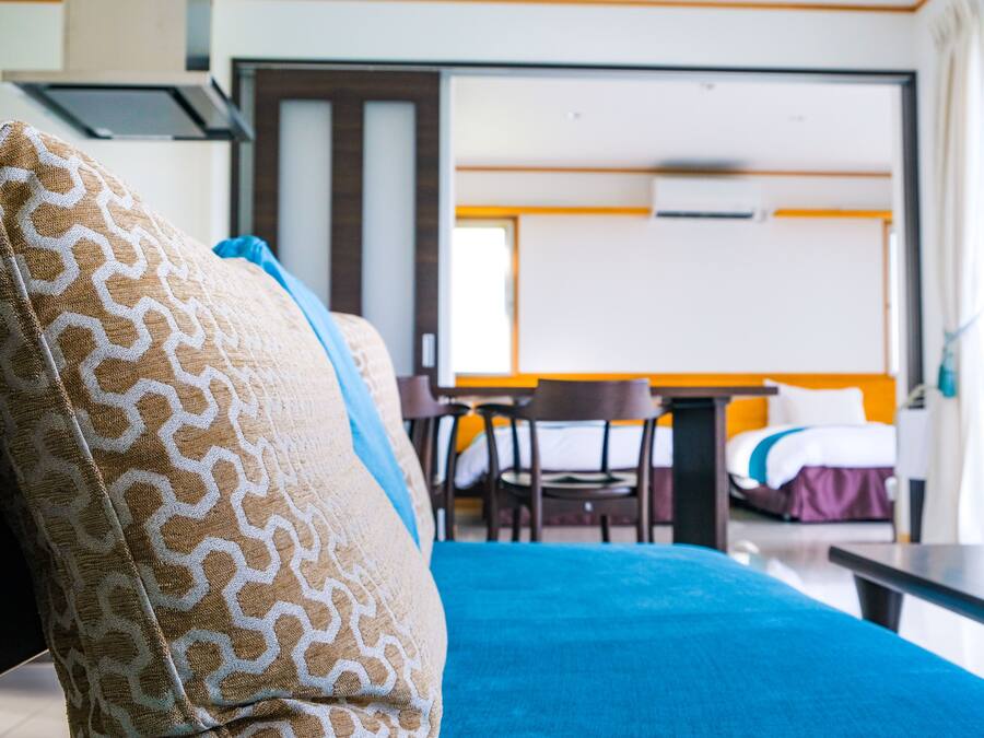 Una camera d'albergo con un letto, una scrivania e una sedia.
