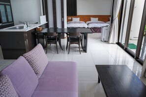 Biệt thự Cao cấp (Ishigaki-yaki) | Khu phòng khách | TV 30-inch có truyền hình kỹ thuật số