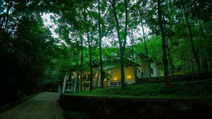 A pathway leading to a building surrounded by trees. - Seethawaka Royal Resort (Hanwella)
