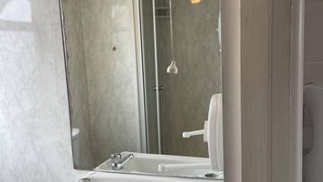 Family Suite, Ensuite (Large-Sleeps 5) | Bathroom