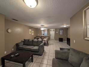 Living area - Snowbirds escape / vacation gateway (Englewood)