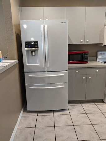 Fridge, microwave, oven, stovetop. Snowbirds escape / vacation gateway