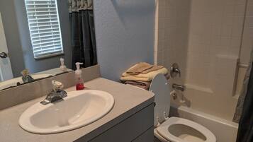 Baignoire, serviettes fournies, savon, papier de toilette