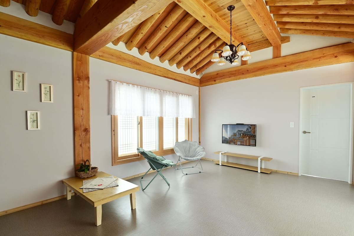 Room, 2 Bedrooms (D4) | Living room | Flat-screen TV