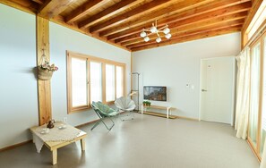 Room, 2 Bedrooms (D2) | Living room | Flat-screen TV - Gyeongju the Silla Hanok Hotel (Gyeongju)