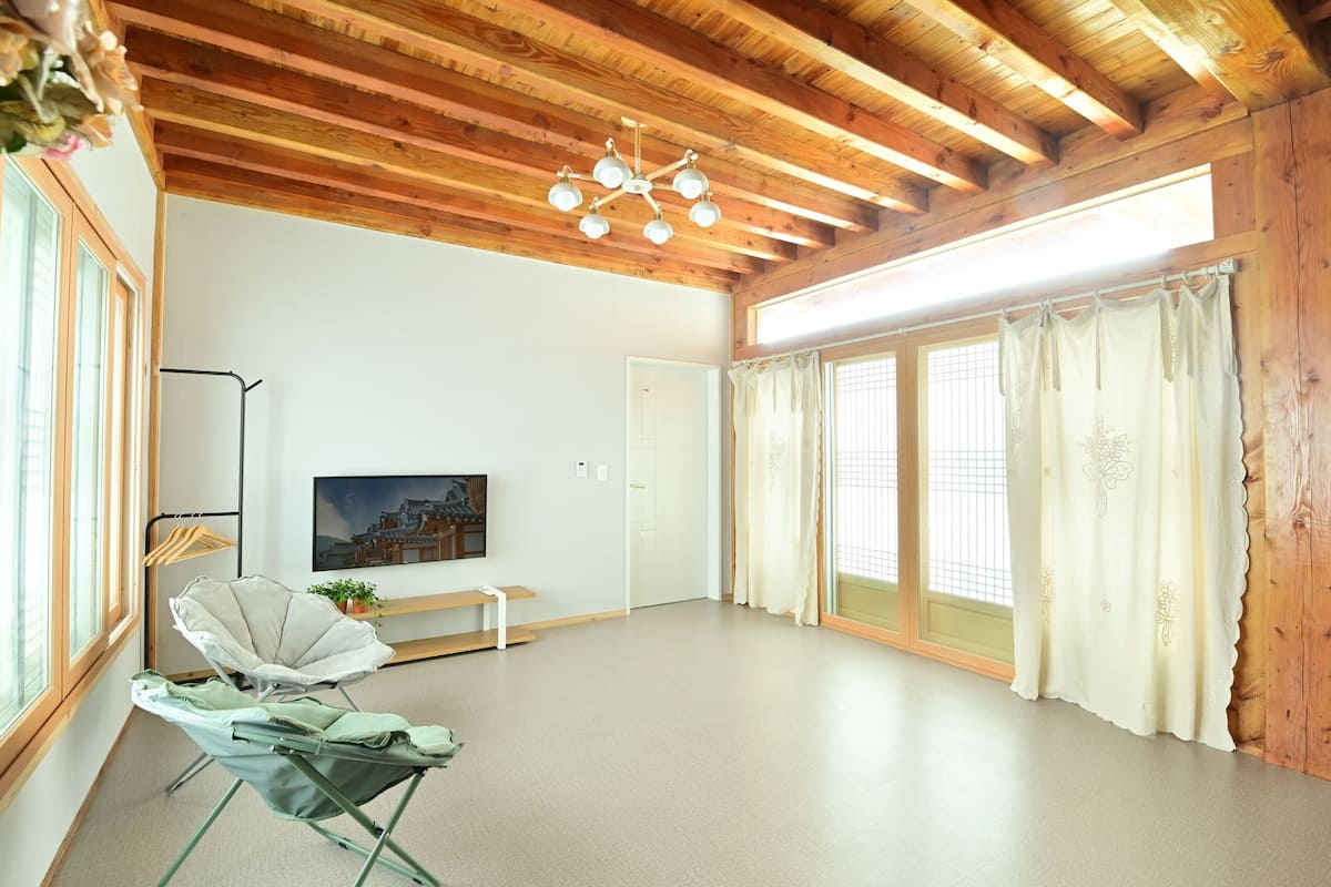 Room, 2 Bedrooms (D2) | Living room | Flat-screen TV