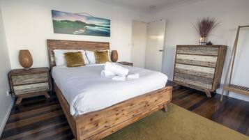 3 bedrooms, travel crib, internet, bed sheets