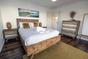 3 bedrooms, travel crib, internet, bed sheets