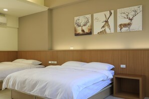 Quadruple Room | Individually decorated, desk, soundproofing, free WiFi
