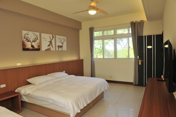 Individually decorated, desk, soundproofing, free WiFi