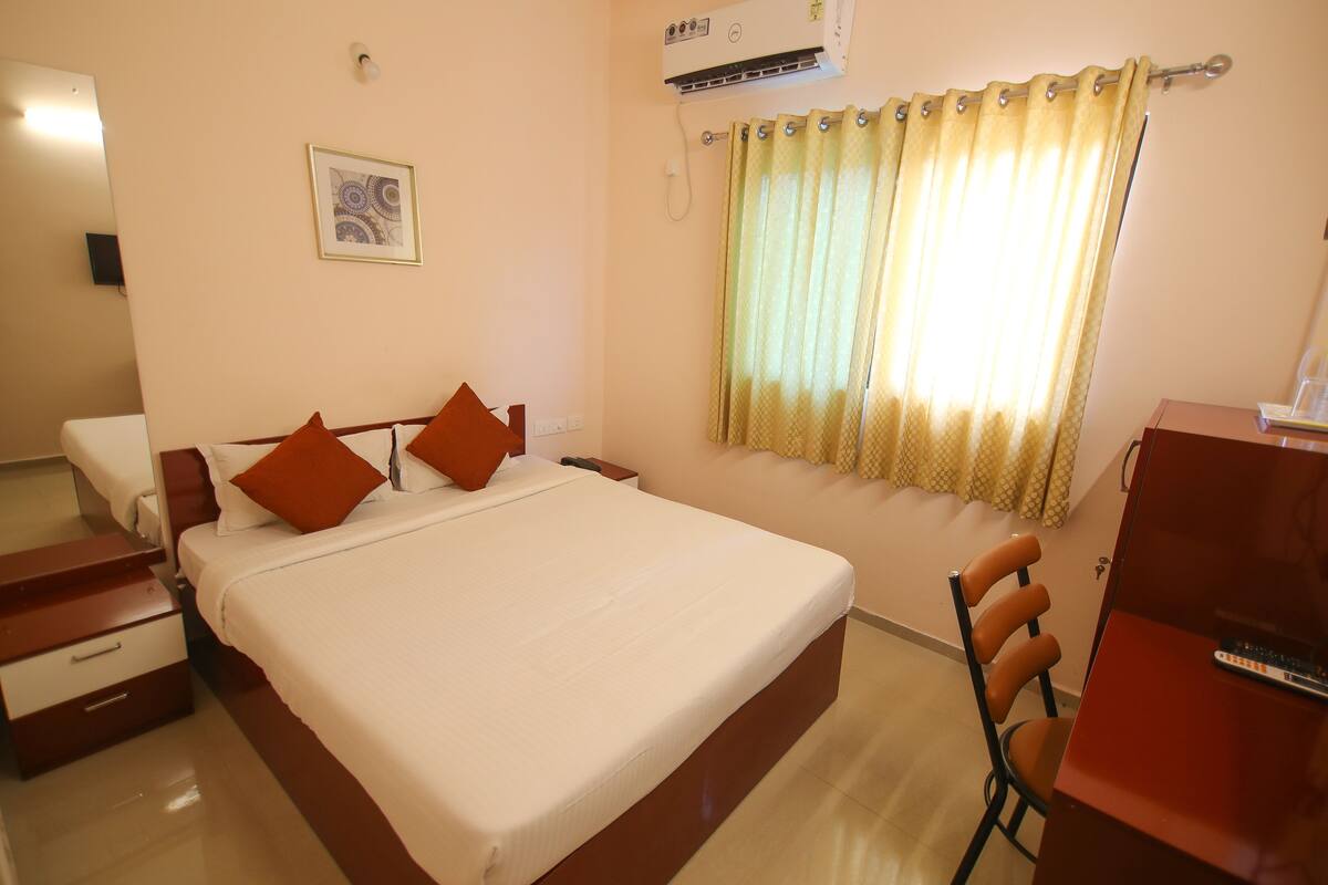 Standard Room | Desk, laptop workspace, soundproofing, iron/ironing board