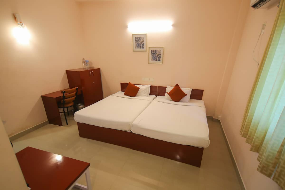 Deluxe Room | Desk, laptop workspace, soundproofing, iron/ironing board